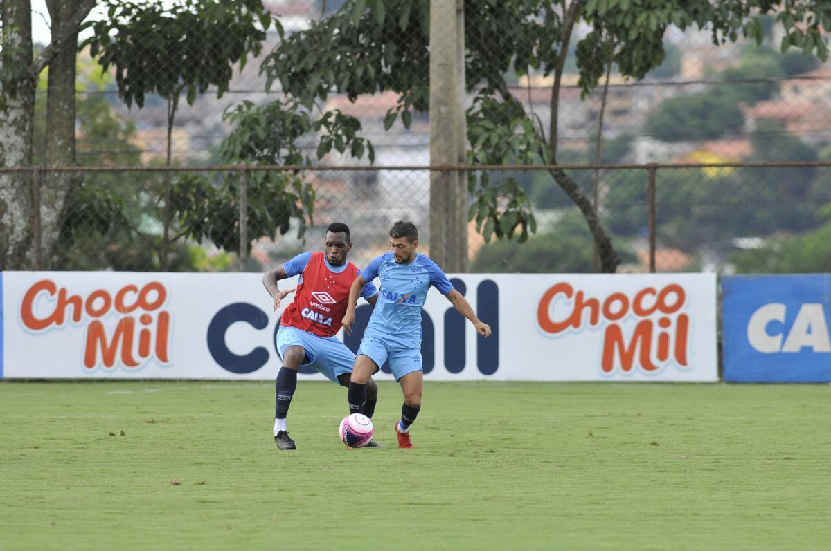 Mano Menezes montou Cruzeiro que deve encarar o Villa Nova no sbado e promoveu trs mudanas em relao ao ltimo jogo: Murilo entrou na vaga de Leo, Egdio no lugar de Marcelo Hermes e Robinho deu lugar a Ariel Cabral