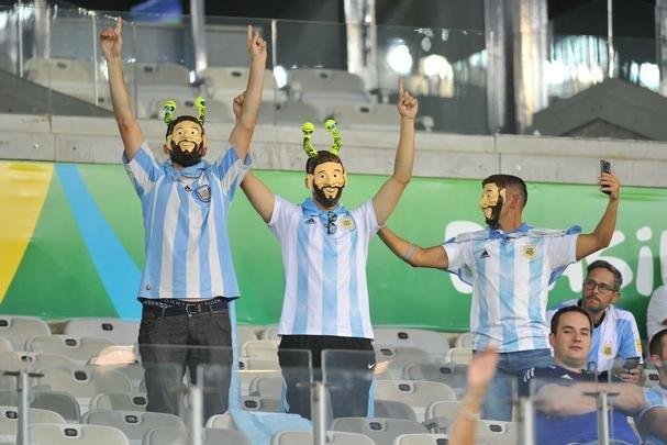 Torcedores na partida entre Argentina e Paraguai, no Mineiro, pela Copa Amrica