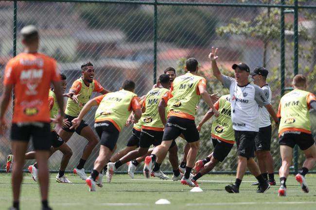 Com seriedade, mas tambm descontrao, o Atltico treinou sob sol forte na manh desta sexta-feira (21), na Cidade do Galo, em Vespasiano. Este foi o quinto dia de pr-temporada para o clube mineiro em 2022, sob o comando do tcnico argentino Antonio 'El Turco' Mohamed. Novas baixas, o volante Allan e o atacante Keno testaram positivo para COVID-19 e no participaram das atividades (ambos cumprem perodo de sete dias de isolamento social).