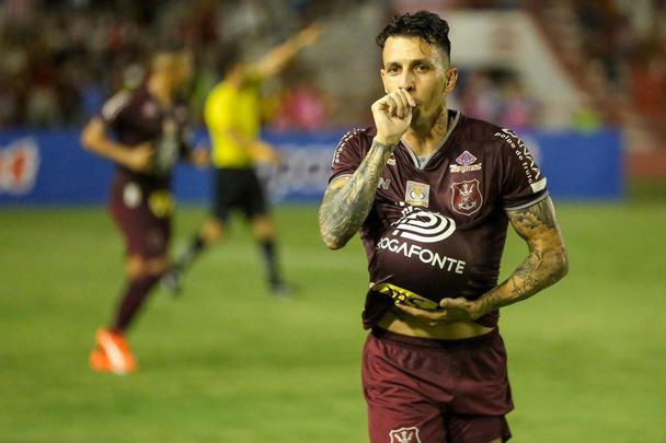 Após suportar a pressão do rival, o Náutico ainda ampliou o marcador com o belo gol de Jean Carlos, em chute fora da área, finalizando o placar para o time timbu.