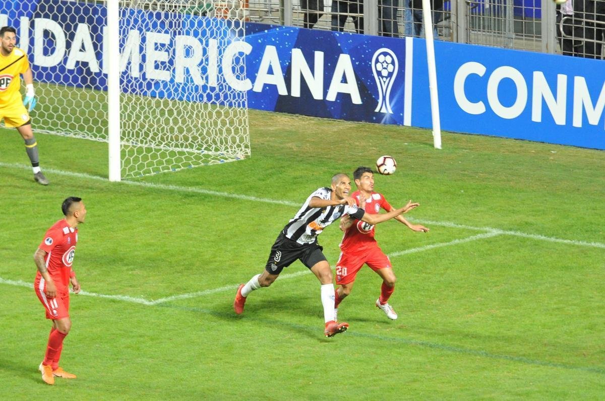 No segundo tempo, Atltico pressionou o Unin La Calera e chegou ao gol com Alerrandro: 1 a 0