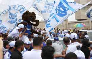 Torcedores do Cruzeiro foram  porta da Toca II apoiar os jogadores na vspera do jogo com o Flamengo