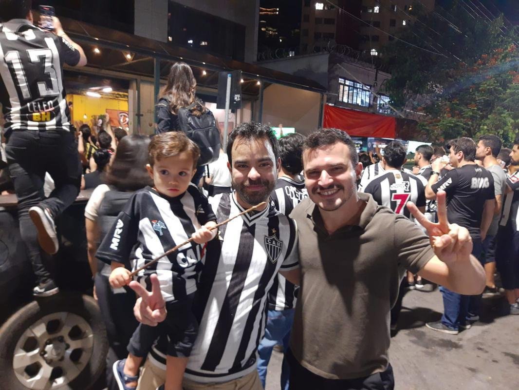 Praa Sete, no Centro de BH, tomada por atleticanos na festa do ttulo brasileiro