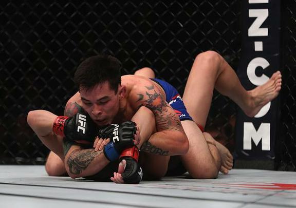 Ray Borg (luvas azuis) venceu Louis Smolka por deciso unnime (30-27, 30-26 e 30-26)