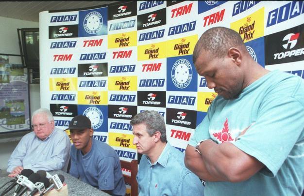 15/08/2001 Moacyr Fernandes, presidente do Criciúma, o lateral Maicon, Eduardo Maluf, diretor de futebol do Cruzeiro, e Manoel Sesinando, pai do jogador Maicon, durante entrevista coletiva na Toca da Raposa, em Belo Horizonte