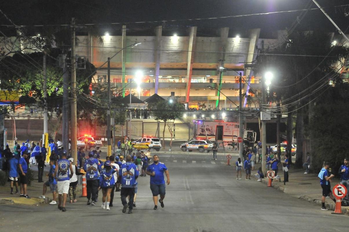 Torcida do Cruzeiro voltou ao Mineiro aps meses de ausncia devido  pandemia. Houve grandes filas devido  desorganizao do clube, que demorou a enviar funcionrios aos portes para fazer a conferncia dos exames de COVID-19. Na Alameda das Palmeiras, muitos cruzeirenses se aglomeraram e no usaram mscara prximo ao Bar do Peixe.