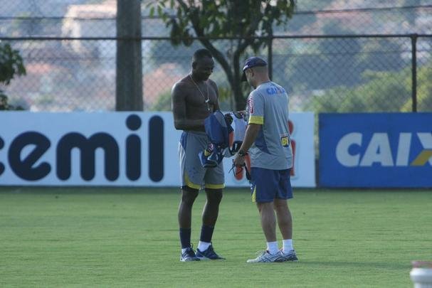 Atacante Sass trabalhou com elenco do Cruzeiro nesta tera-feira e foi apresentado como reforo