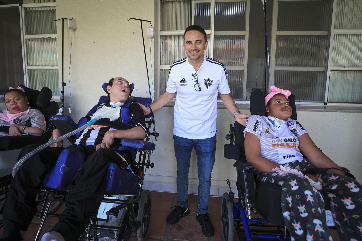 Jogadores do Atltico visitam Ncleo Assistencial Caminhos para Jesus