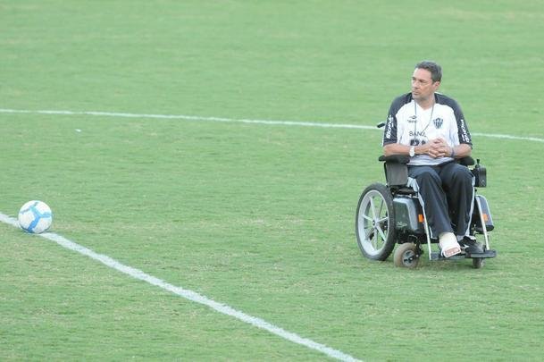 Vanderlei Luxemburgo - Vanderlei Luxemburgo chegou ao Atlético como grande estrela em 2010. A passagem, que teve o título mineiro daquele ano, foi frustrante, principalmente pela campanha da equipe no Campeonato Brasileiro. Durante o período, Luxa ainda quebrou a perna num rachão na Cidade do Galo, em lance com o genro Fabiano, que também defendia o clube. Foram 53 partidas, com 22 vitórias, 12 empates e 19 derrotas.