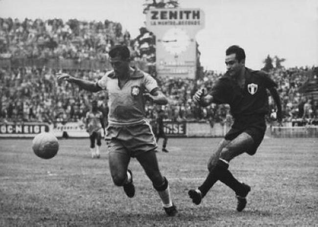 1954 - A estreia da tradicional amarelinha. Em 1954, o Brasil usou a camisa amarela com gola verde, calção azul e meiões brancos pela primeira vez. Uniforme branco foi 'aposentado' após 1950