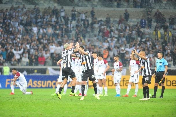 Atltico perdeu por 4 a 3 para o Coln nos pnaltis e foi eliminado da Copa Sul-Americana. Goleiro argentino Burin defendeu penalidades de Rver e Cazares