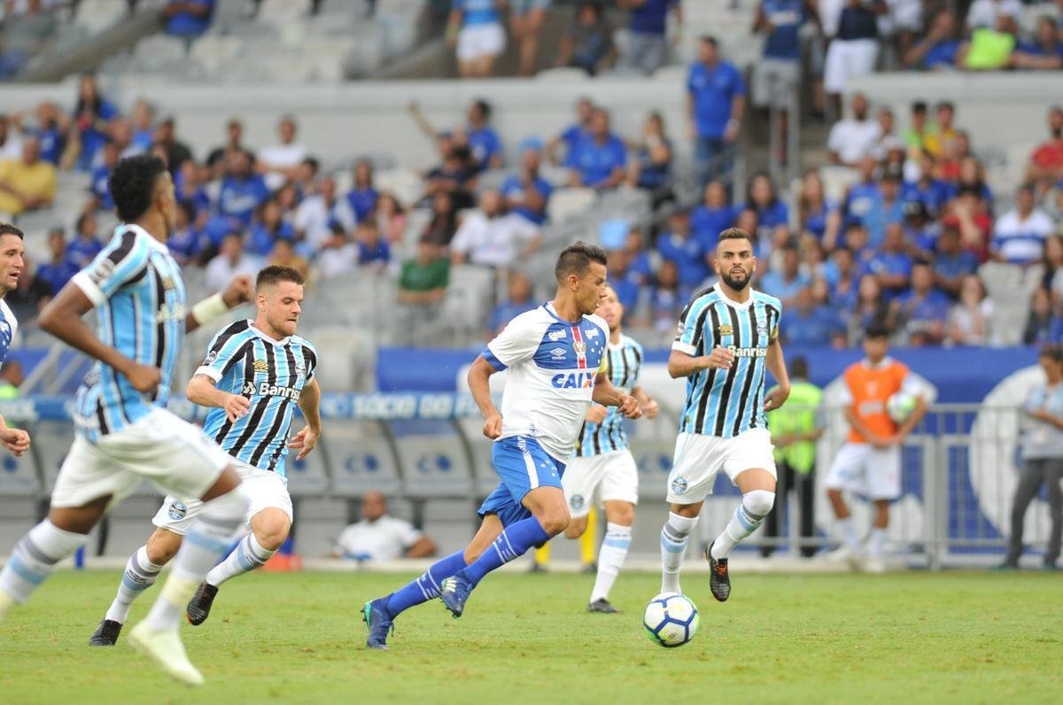 Cruzeiro estreou novo uniforme neste sbado, contra o Grmio