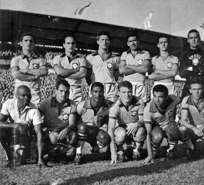 1958 - Brasil voltou a usar camisa amarela com golas verdes, calção azul e meiões brancos na Copa de 1958, primeira edição conquistada pela seleção