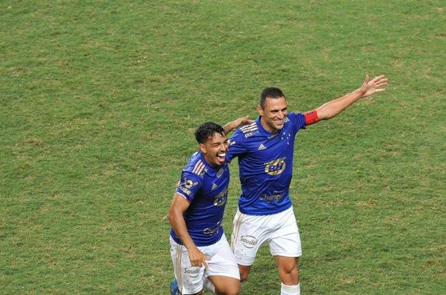 Depois de muito insistir, Cruzeiro abriu o placar com latera-esquerdo Matheus, em cobrana de falta: 1 a 0