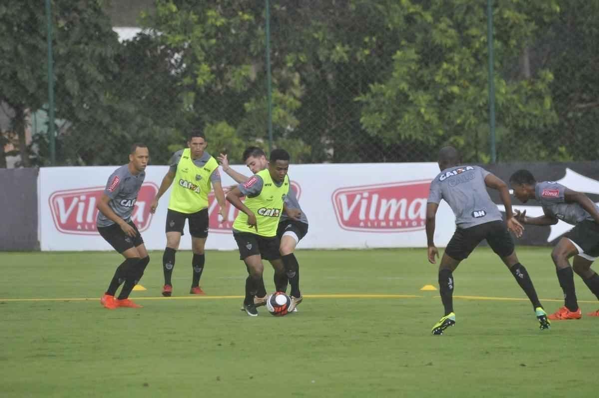 Volante Elias participou nesta quinta-feira do seu primeiro treino como jogador do Atltico. Roger Machado comandou uma atividade com bola utilizando atletas que no jogaram ou atuaram pouco diante do Cruzeiro