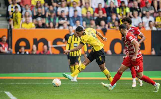Haller foi o heri da partida e marcou duas vezes na vitria do Borussia