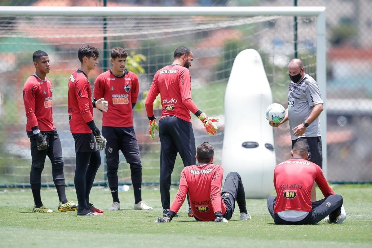 Aps polmica balada, Dylan e Marrony participam normalmente do treino na Cidade do Galo