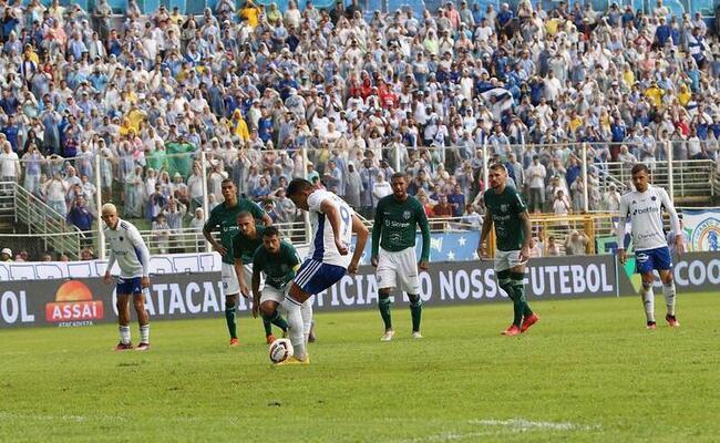 Bruno Rodrigues, do Cruzeiro, marcou de pnalti contra a Caldense