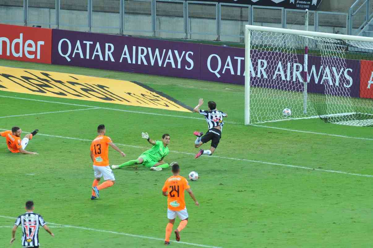 Fotos do gol de Marrony, do Atltico, sobre o La Guaira, no Mineiro