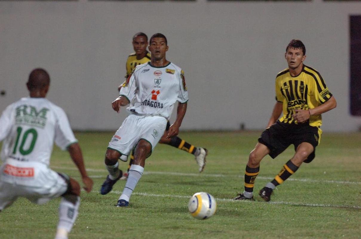 2006 - Na primeira fase de 2006, o Amrica foi eliminado pelo Volta Redonda nos pnaltis. O Coelho perdeu fora por 2 a 1 e devolveu o placar em casa, mas no se classificou.