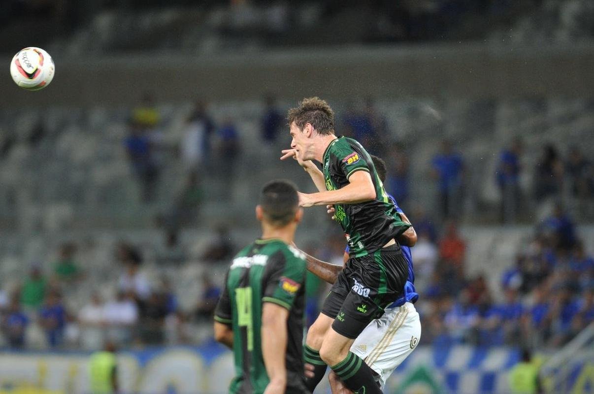 Cruzeiro voltou melhor no segundo tempo, mas n�o conseguiu furar a defesa do Am�rica, que venceu o cl�ssico por 2 a 0