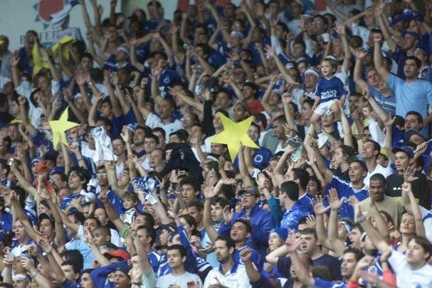 Com o ttulo brasileiro confirmado, o Cruzeiro fez no dia 7 de dezembro de 2003 o jogo da taa e das faixas contra o Fluminense, no Mineiro. Com show de Alex, autor de dois gols, o time celeste goleou os cariocas por 5 a 2 e promoveu nova festa da torcida azul em Belo Horizonte. Jogadores finalmente ergueram a taa oficial do Campeonato Brasileiro, cedida pela CBF, e deram a volta olmpica. Os campees brasileiros de 1966 tambm participaram das comemoraes no Gigante da Pampulha.