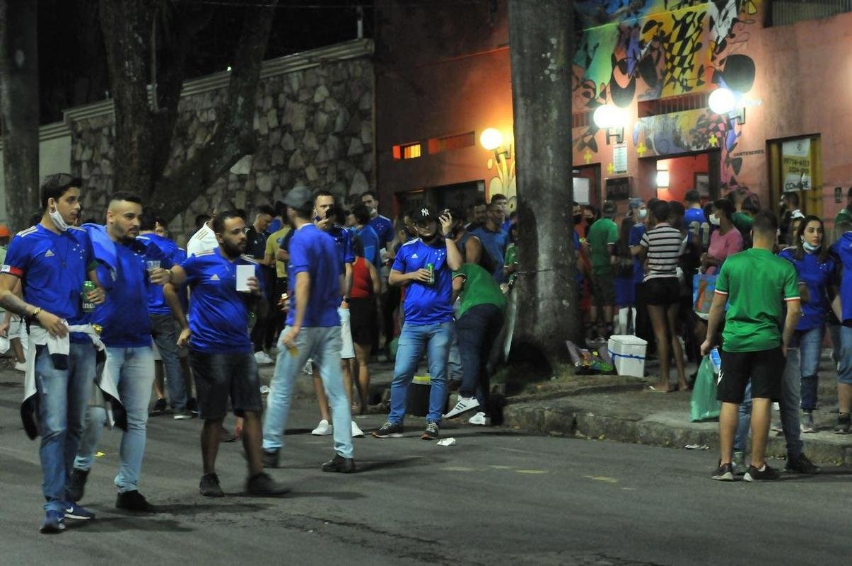 Torcida do Cruzeiro voltou ao Mineiro aps meses de ausncia devido  pandemia. Houve grandes filas devido  desorganizao do clube, que demorou a enviar funcionrios aos portes para fazer a conferncia dos exames de COVID-19. Na Alameda das Palmeiras, muitos cruzeirenses se aglomeraram e no usaram mscara prximo ao Bar do Peixe.