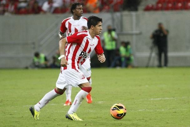 A contratao do meia Diego Morales foi tida pela torcida como grande esperana de uma outra boa campanha na Srie A, aps a classificao para a Sul-Americana conquistada no ano anterior. Com passagens pela seleo argentina, Morales veio do futebol europeu para comandar a aventura continental do Timbu. Mas demorou a entrar em forma, e terminou sendo um dos rostos mais marcantes da pior campanha da histria do clube na Srie A.