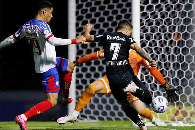 Bragantino chegou a virar o placar, mas cedeu empate no fim em jogo com seis gols