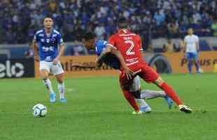 Fotos do primeiro tempo do duelo entre Cruzeiro e Internacional, no Mineiro, pela semifinal da Copa do Brasil