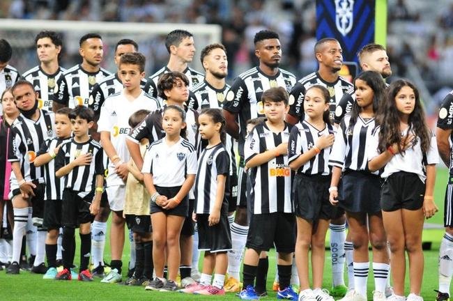 Mascotinhos do Atltico no jogo contra o Juventude, no Mineiro, pelo Campeonato Brasileiro de 2022