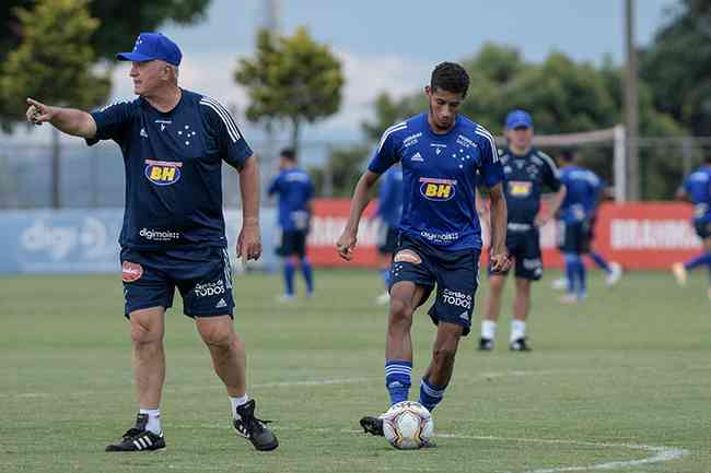 Felipo orienta jogadores durante treino do Cruzeiro na Toca II