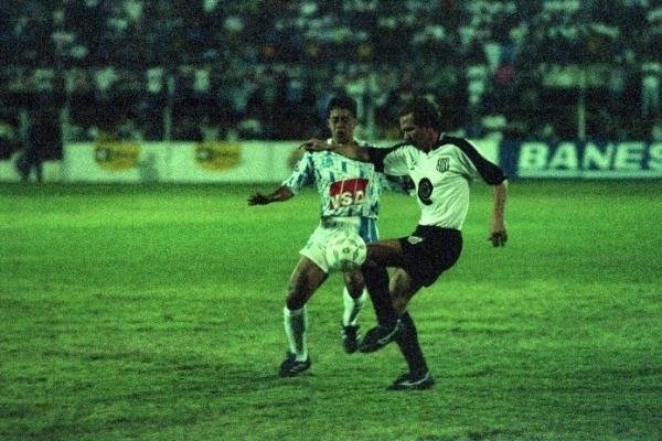 O Linhares nem sequer tinha diviso no Campeonato Brasileiro, mas fez bonito na Copa do Brasil de 1994 ao atingir a semifinal. O time do Esprito Santo bateu Fluminense (primeira fase), So Jos-AP (oitavas) e Comercial-MS (quartas). No penltimo mata-mata, deixou a classificao escapar em casa ao ser derrotado por 1 a 0 pelo Cear. No jogo de ida, houve empate por 0 a 0, no Castelo, em Fortaleza.