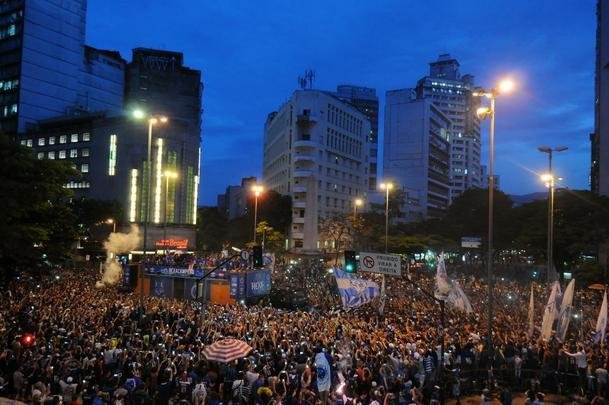 Com trio eltrico de jogadores e mais de 20 mil torcedores, Cruzeiro fez a festa na Praa Sete! Veja as melhores fotos