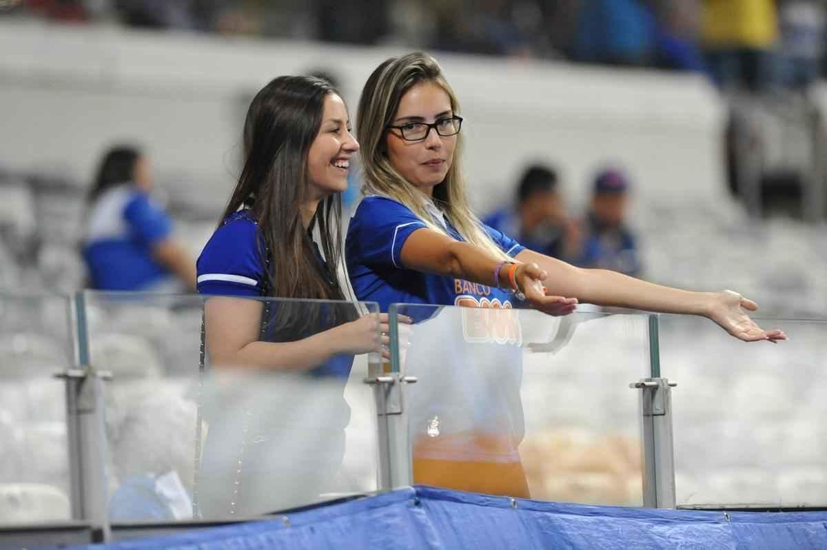 Chegada das torcidas de Cruzeiro e Grmio ao Mineiro para a semifinal da Copa do Brasil