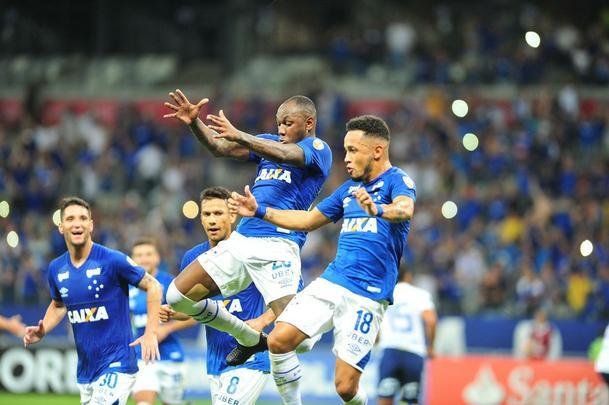 Sass marcou de pnalti e deu a tradicional sarrada no ar: Cruzeiro 3 a 0