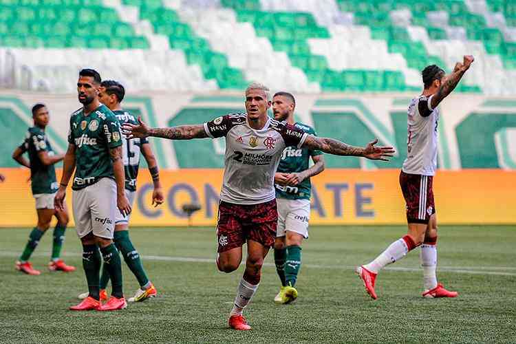 Vidal comemora gol marcado por Isla na vitória do Flamengo