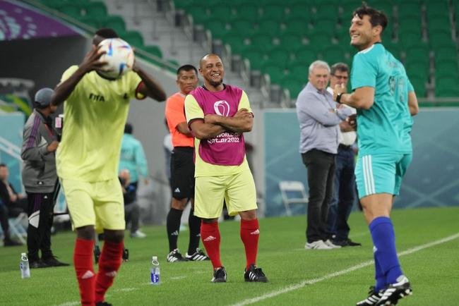 Jogo festivo entre lendas das Copas do Mundo reuniu �dolos do futebol como Materazzi, Essien, Michel Salgado, Seedorf, Jorge Campos, Terry, Del Piero, Vieri, Makelele, Deco, Zanetti, Batistuta, Mario Kempes, Cafu e Roberto Carlos no Est�dio Al Thumama e teve presidente da Fifa Gianni Infantino como �rbitro