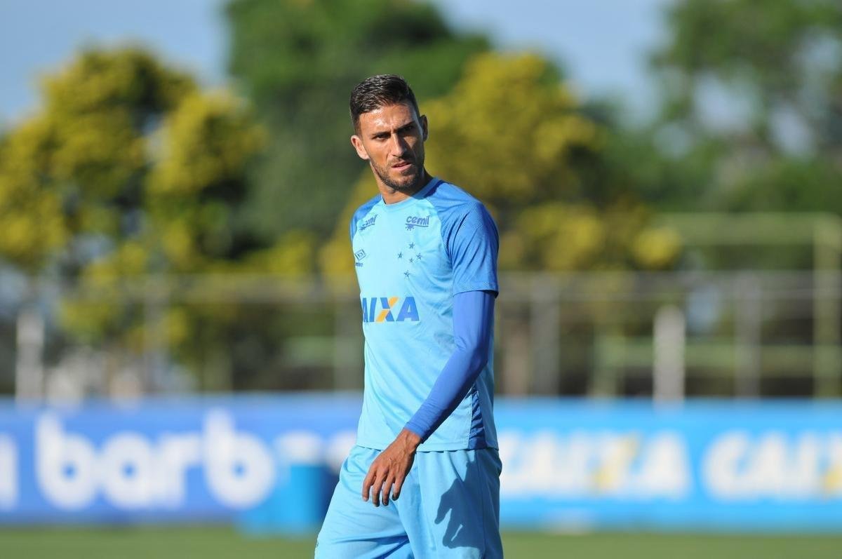 Jogadores do Cruzeiro durante treino desta sexta-feira na Toca da Raposa II