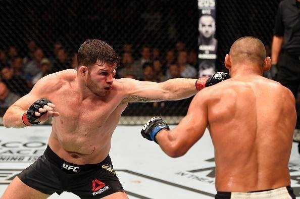 Na luta principal do UFC 204, em Manchester, Michael Bisping supera Dan Henderson em polêmica decisão unânime dos juízes e tem sucesso na primeira defesa de cinturão do peso médio