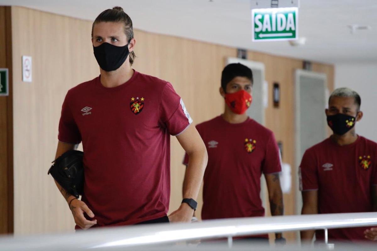 Jogadores leoninos deixam hotel rumo ao Barrado, onde iro enfrentar o Fortaleza, pelo Nordesto.