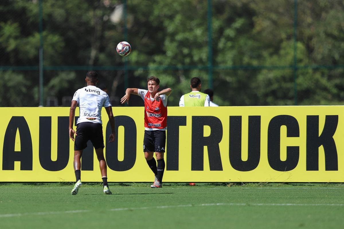 Fotos do coletivo entre profissionais e sub-20 do Atltico