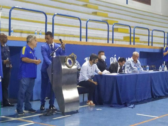 Ronaldo compareceu  votao da venda da SAF do Cruzeiro no Barro Preto e foi muito assediado por conselheiros do clube