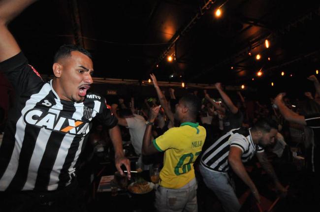 Torcedores do Atlético acompanham a partida contra o Palmeiras em alguns bares de Belo Horizonte