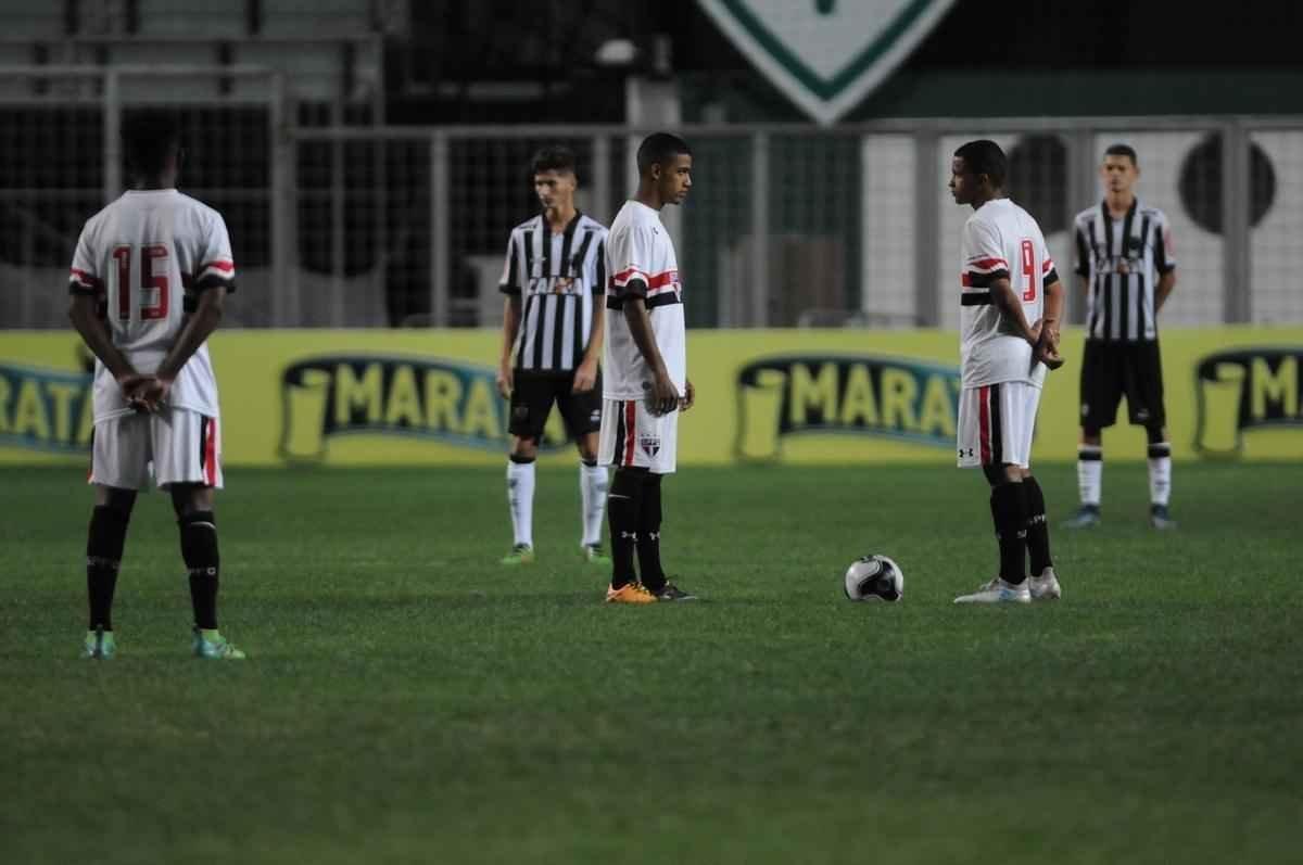 Galinho  goleado pelo So Paulo por 4 a 1, no Independncia, nas semifinais da Taa BH Sub-17