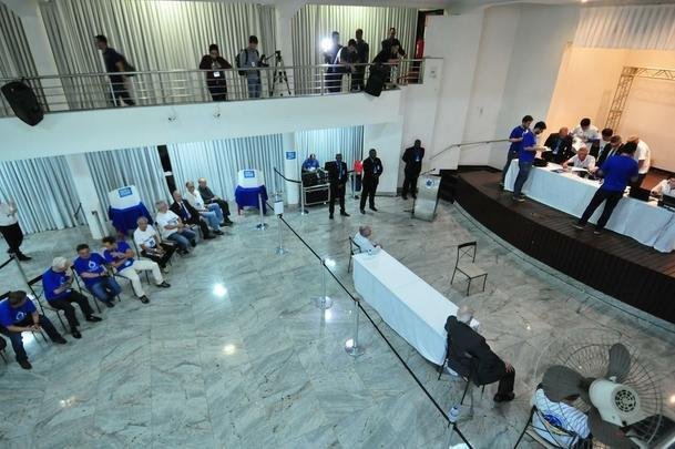 Wagner Pires de S venceu eleio com 235 votos e  o novo presidente do Cruzeiro. Ele comendar o clube no trinio 2018, 2019 e 2020. Srgio Santos Rodrigues, apoiado por Zez Perrella, ficou com 200 votos no pleito.