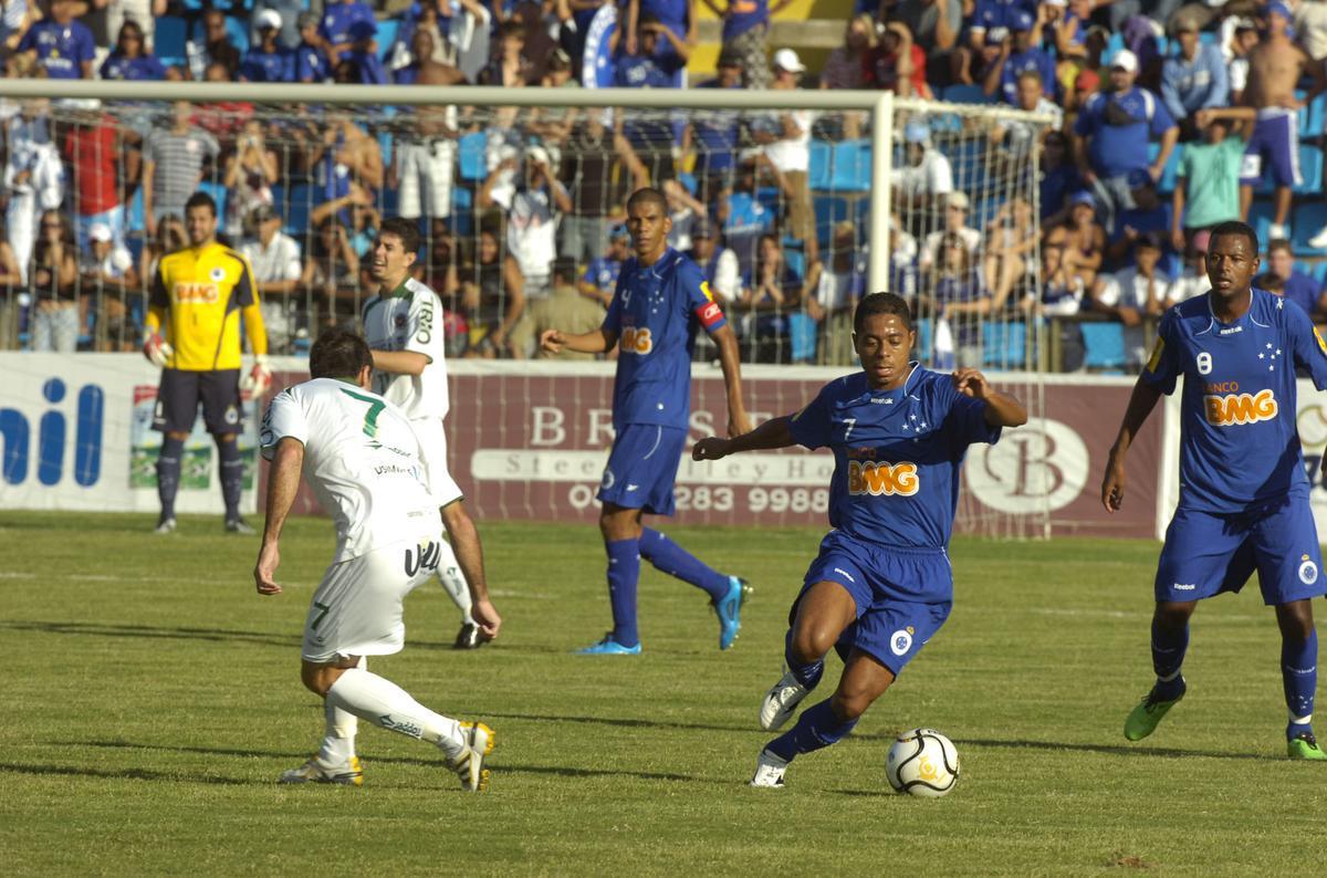 Ipatinga e Cruzeiro empataram por 0 a 0, no Ipatingo, pelo confronto de ida da semifinal do Campeonato Mineiro de 2010.