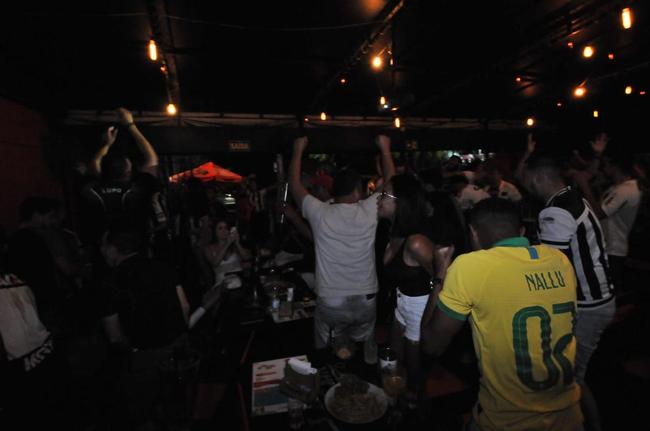 Torcedores do Atlético acompanham a partida contra o Palmeiras em alguns bares de Belo Horizonte