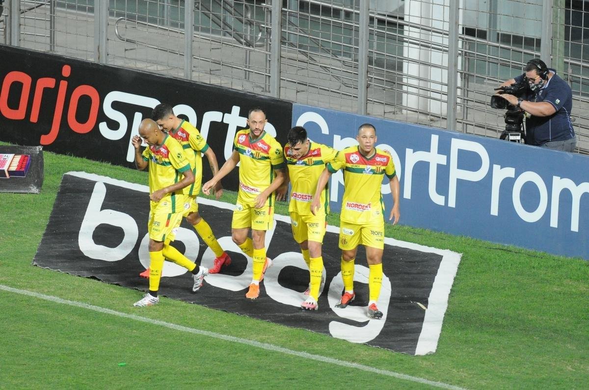 Fotos do jogo entre Amrica e Sampaio Corra, no Independncia, em Belo Horizonte, pela 27 rodada da Srie B do Campeonato Brasileiro