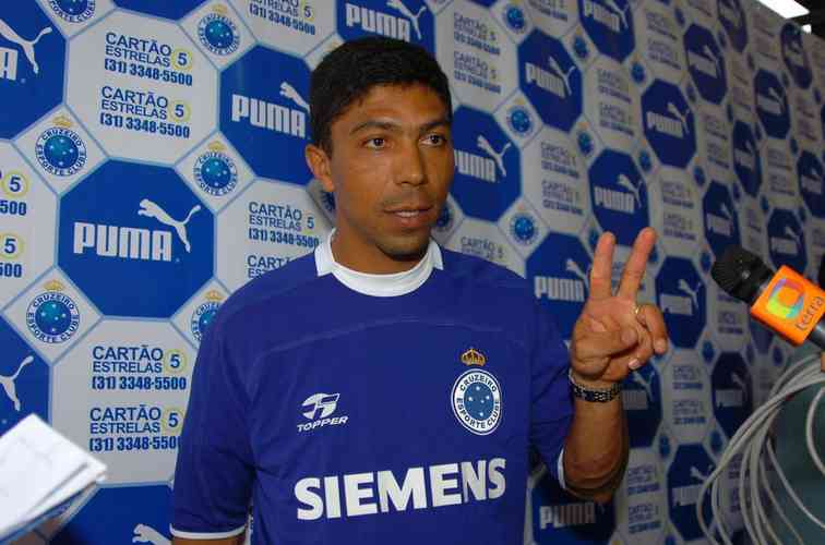 lber se aposentou em 2006. Ele vestiu a camisa do Cruzeiro pela ltima vez em 14 de outubro daquele ano, quando Raposa e Fortaleza empataram por 0 a 0 pelo Campeonato Brasileiro. Ao todo, o atacante disputou 40 jogos e marcou 18 gols pelo time celeste. 